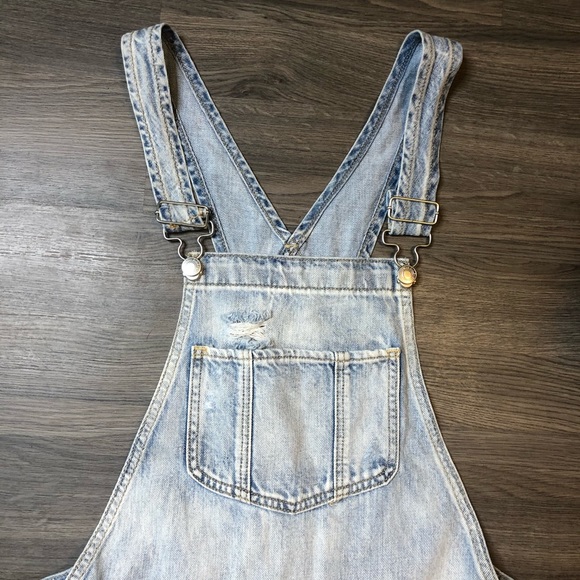 Light Denim Cutoff Overalls Shorts - Picture 4 of 4
